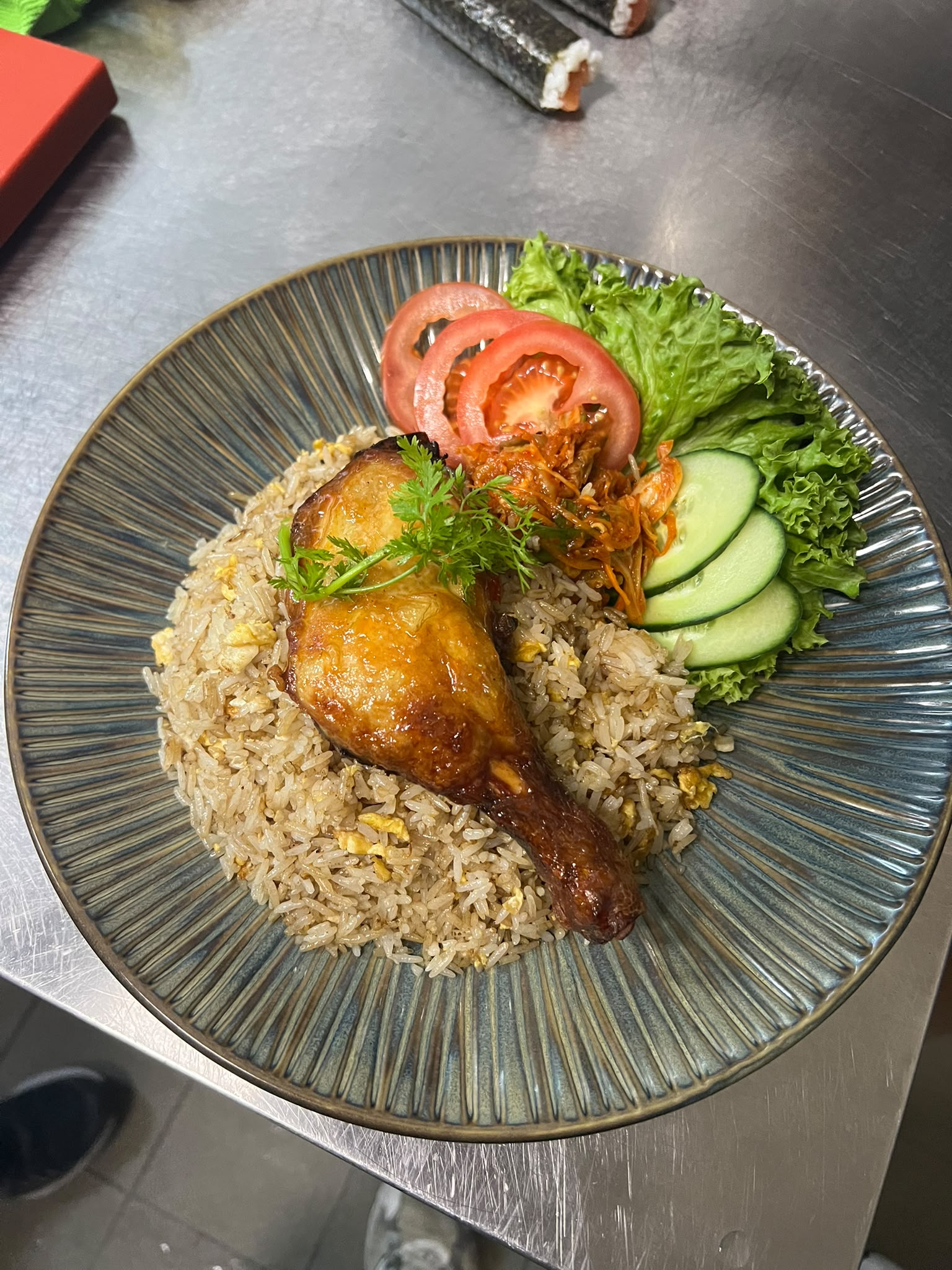 Gebratener Reis mit knusprigem Hähnchen